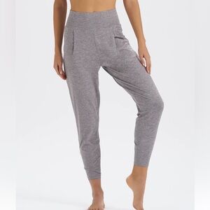 Vuori Lux Harem At Ease Pant Size M in VGUC in Clay Heather color